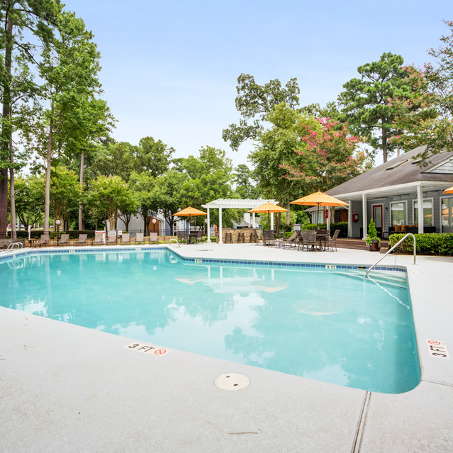 Trails at Southpoint Glen - Sparkling Swimming Pool