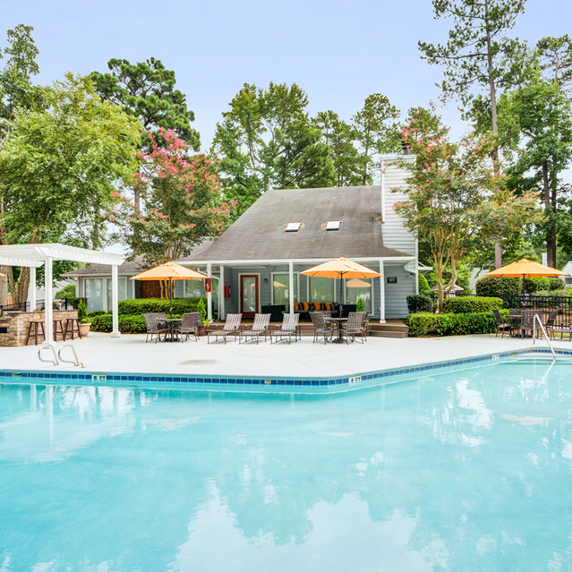 Trails at Southpoint Glen - Sparkling Swimming Pool